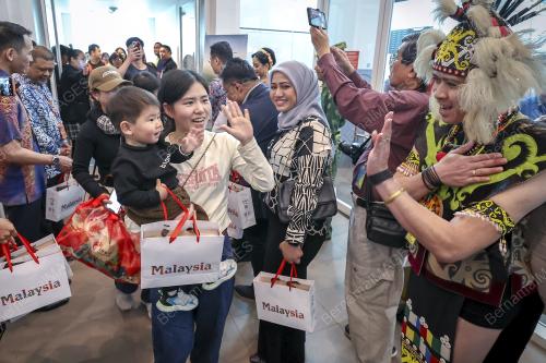 PENERBANGAN SULUNG LOONG AIR KE MALAYSIA