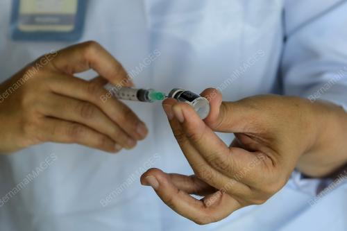 SUNTIKAN VAKSIN BARISAN HADAPAN
