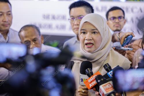 FADHLINA SIDEK