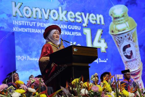 FADHLINA SIDEK