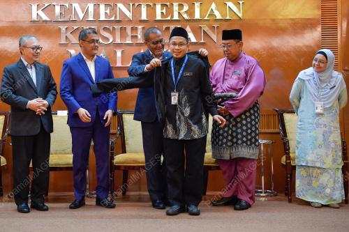 DATUK SERI DR DZULKEFLY AHMAD