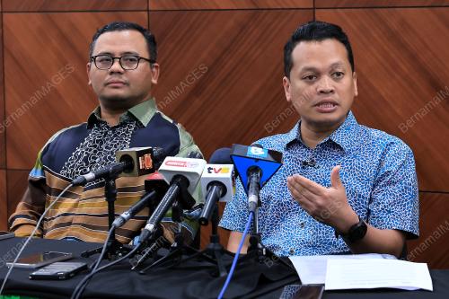 NIIK NAZMI NIK AHMAD