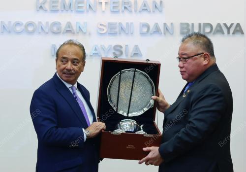 DATUK SERI TIONG KING SING