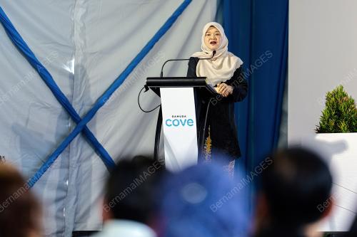 FADHLINA SIDEK