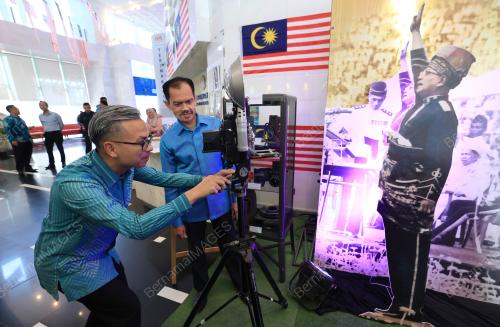 FAHMI FADZIL
