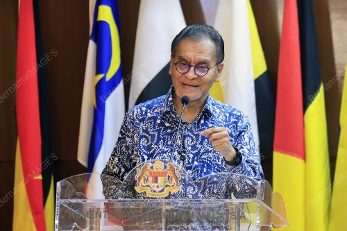 DATUK SERI DR DZULKEFLY AHMAD