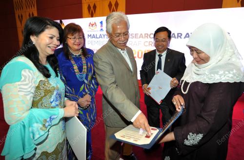 PTJ35_05102017_ANUGERAH_BN201710037279