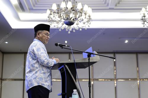 SENATOR DATUK DR MOHD NA'IM MOKHTAR