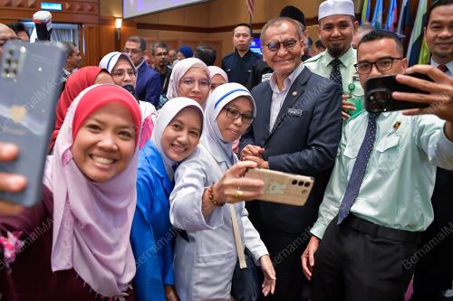 DATUK SERI DR DZULKEFLY AHMAD