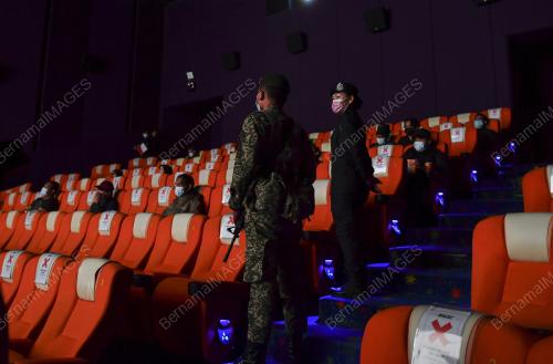PEMATUHAN SOP PANGGUNG WAYANG