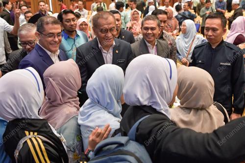 DATUK SERI DR DZULKEFLY AHMAD
