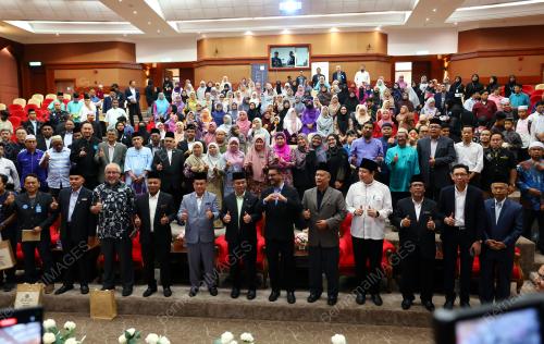 DATUK DR MOHD NA'IM MOKHTAR