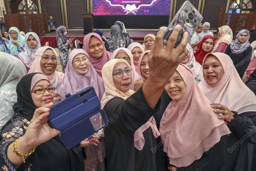 DATUK SERI DR WAN AZIZAH WAN ISMAIL