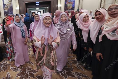 DATUK SERI DR WAN AZIZAH WAN ISMAIL