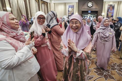 DATUK SERI DR WAN AZIZAH WAN ISMAIL