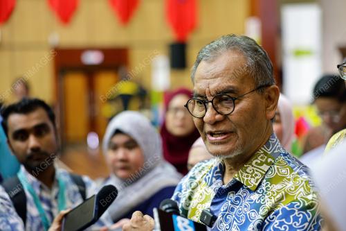 DATUK SERI DR DZULKEFLY AHMAD