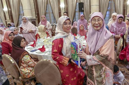DATUK SERI DR WAN AZIZAH WAN ISMAIL