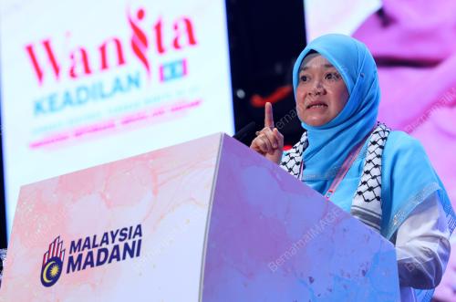 FADHLINA SIDEK