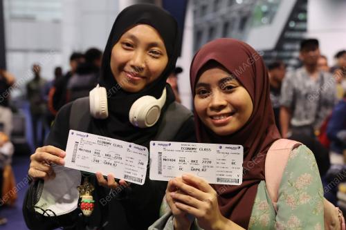 PENUMPANG PESAWAT PULANG KE KAMPUNG