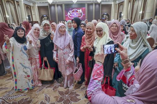 DATUK SERI DR WAN AZIZAH WAN ISMAIL