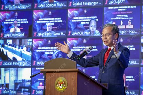FAHMI FADZIL