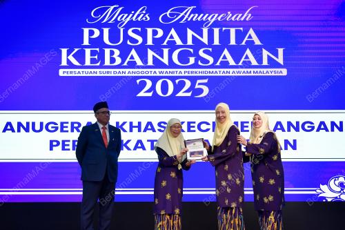 DATUK SERI DR WAN AZIZAH WAN ISMAIL