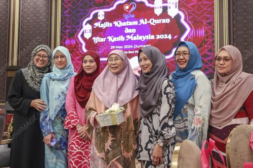DATUK SERI DR WAN AZIZAH WAN ISMAIL