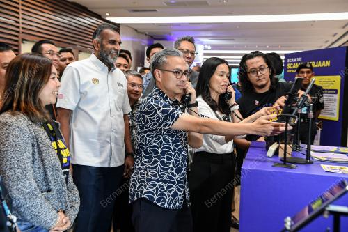 DATUK FAHMI FADZIL