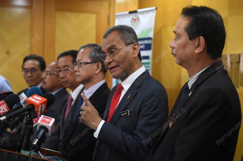DATUK SERI DR DZULKEFLY AHMAD