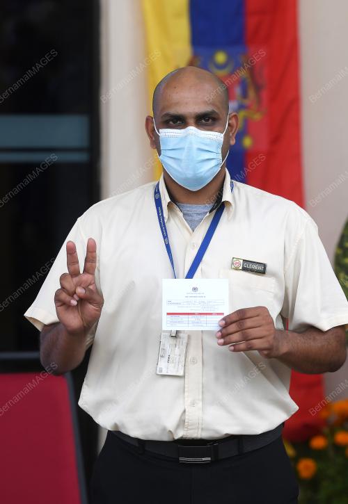 PETUGAS BARISAN HADAPAN