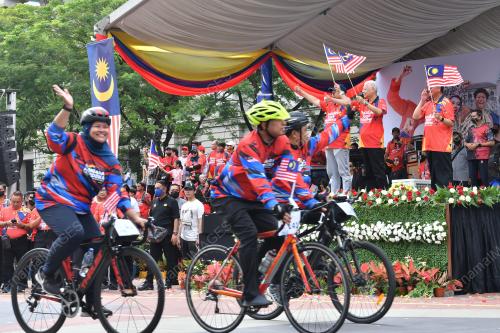 DATUK SERI ISMAIL SABRI YAAKOB