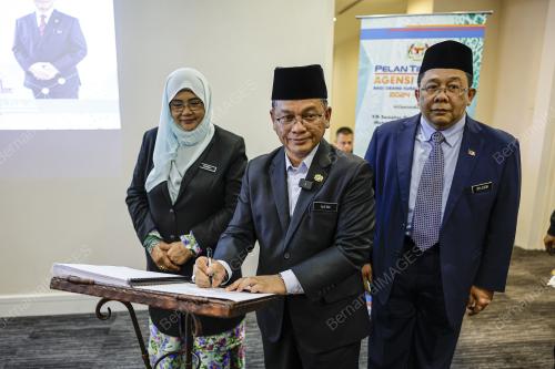 DATUK DR MOHD NA'IM MOKHTAR
