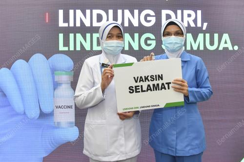 PETUGAS SUNTIKAN VAKSIN COVID-19