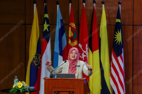 FADHLINA SIDEK