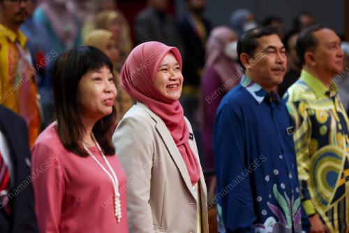FADHLINA SIDEK