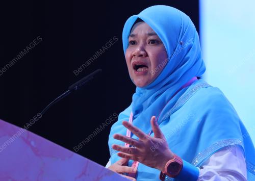 FADHLINA SIDEK