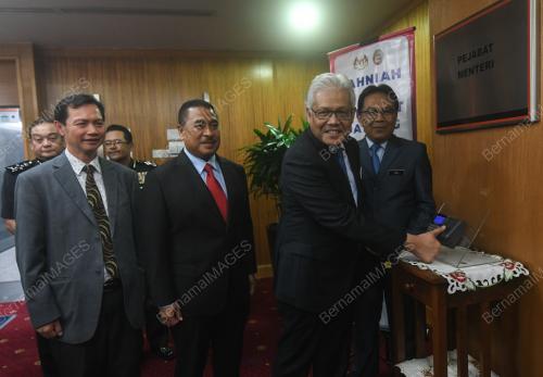 DATUK SERI HAMZAH ZAINUDDIN