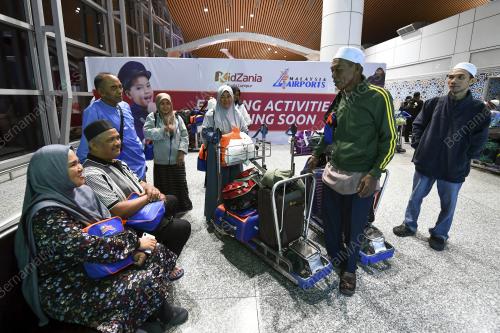 JEMAAH UMRAH TERKANDAS DI KLIA