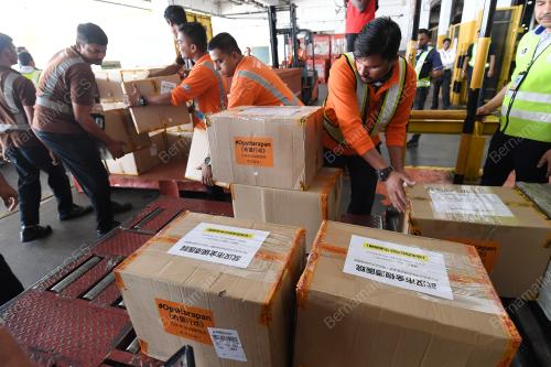 MAB KARGO MENGHANTAR ALAT PERLINDUNGAN PERUBATAN