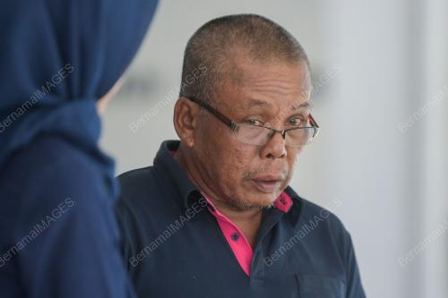 TIGA INDIVIDU DIDAKWA MENGHANTAR KOMUNIKASI LUCAH