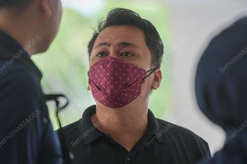 TIGA INDIVIDU DIDAKWA MENGHANTAR KOMUNIKASI LUCAH