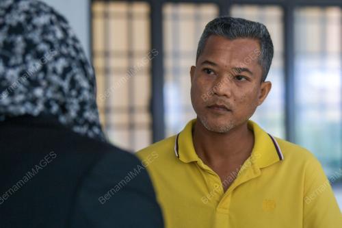 TIGA INDIVIDU DIDAKWA MENGHANTAR KOMUNIKASI LUCAH