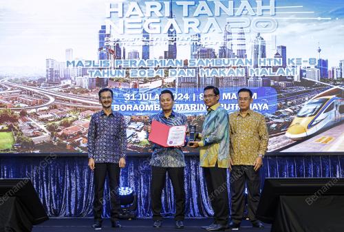 NIK NAZMI NIK AHMAD