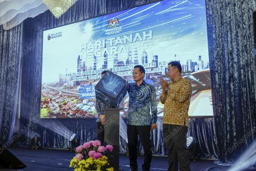 NIK NAZMI NIK AHMAD