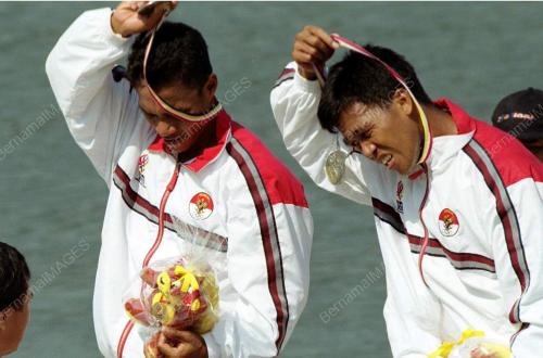 RO04-12_09_2001_ROWING_02022016
