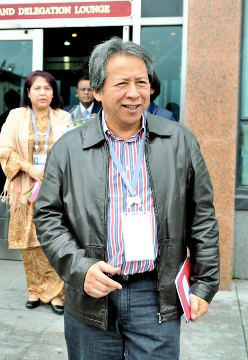 RUS02_04092012_APEC