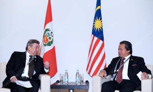 RUS05_06092012_APEC