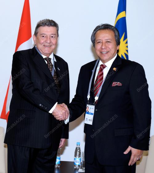 RUS06_06092012_APEC