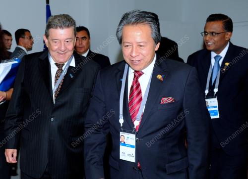 RUS07_06092012_APEC