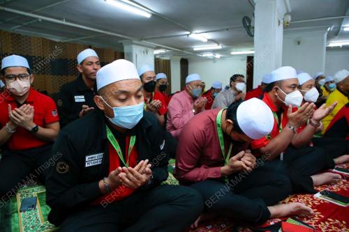 PETUGAS LEMBAGA TABUNG HAJI